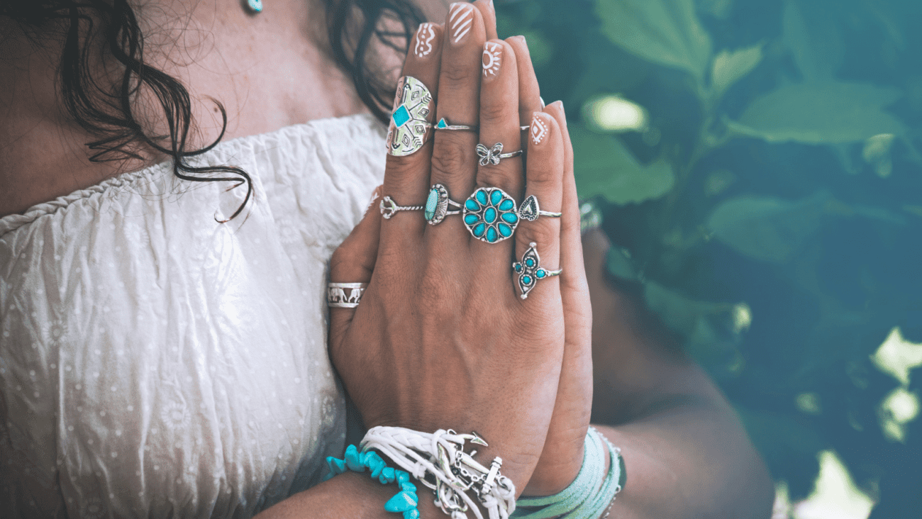 Boho stil prstenje i narukvice na rukama