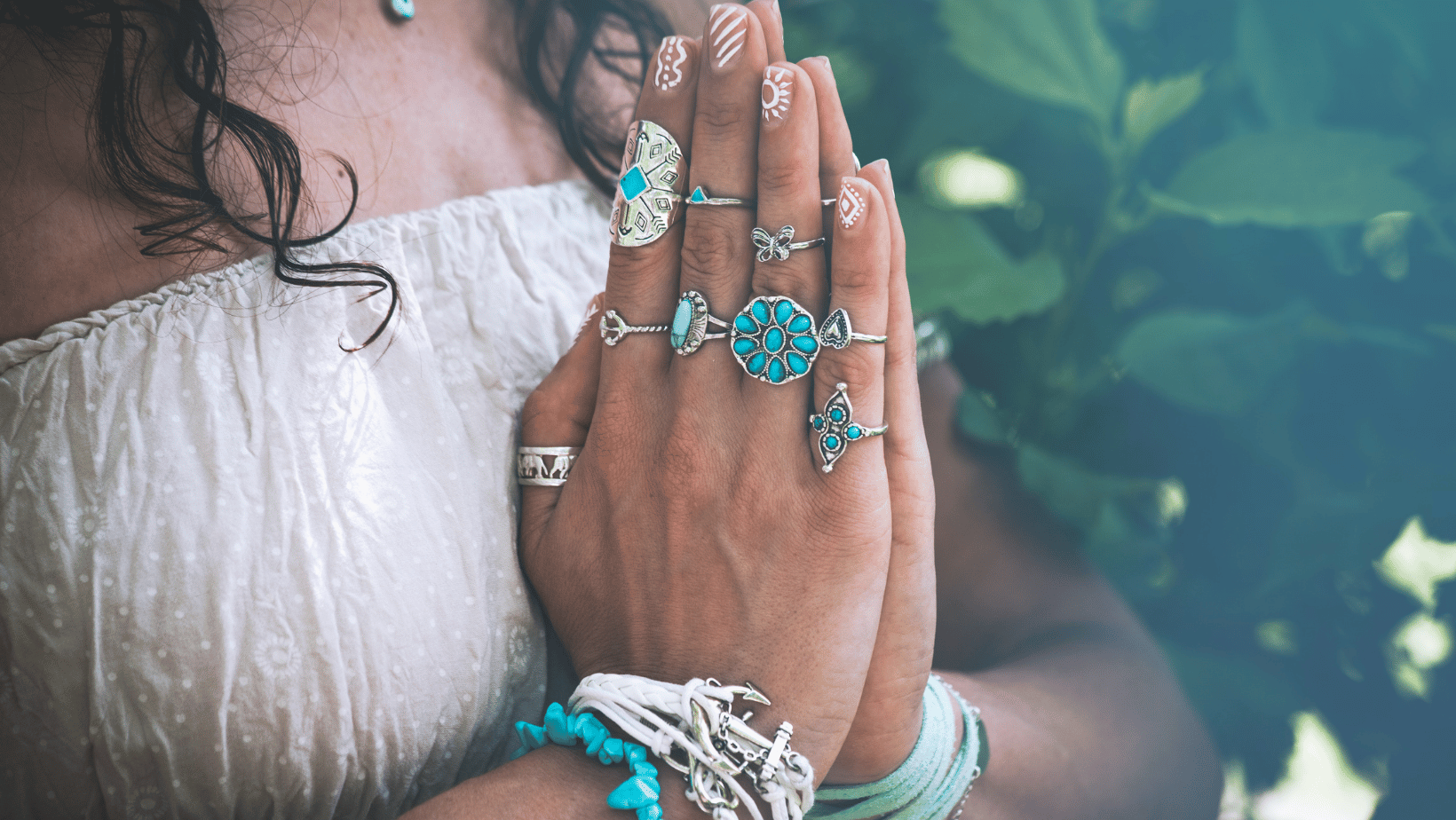 Boho stil prstenje i narukvice na rukama